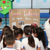 Estudiantes participando en una actividad escolar