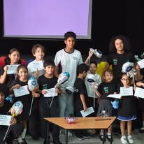 Estudiante presentando un proyecto escolar